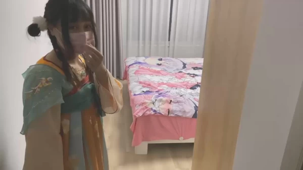 可爱丸子头小萝莉稚嫩邻家少女穿上汉服裙主动翘起小屁屁谁不喜欢这么主动的小骚母狗呢