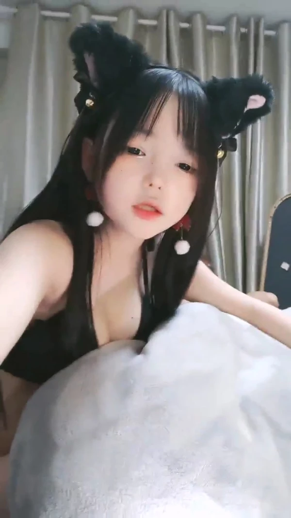 蛋挞刚开苞的合法幼态萝莉这也太嫩了无套坐莲