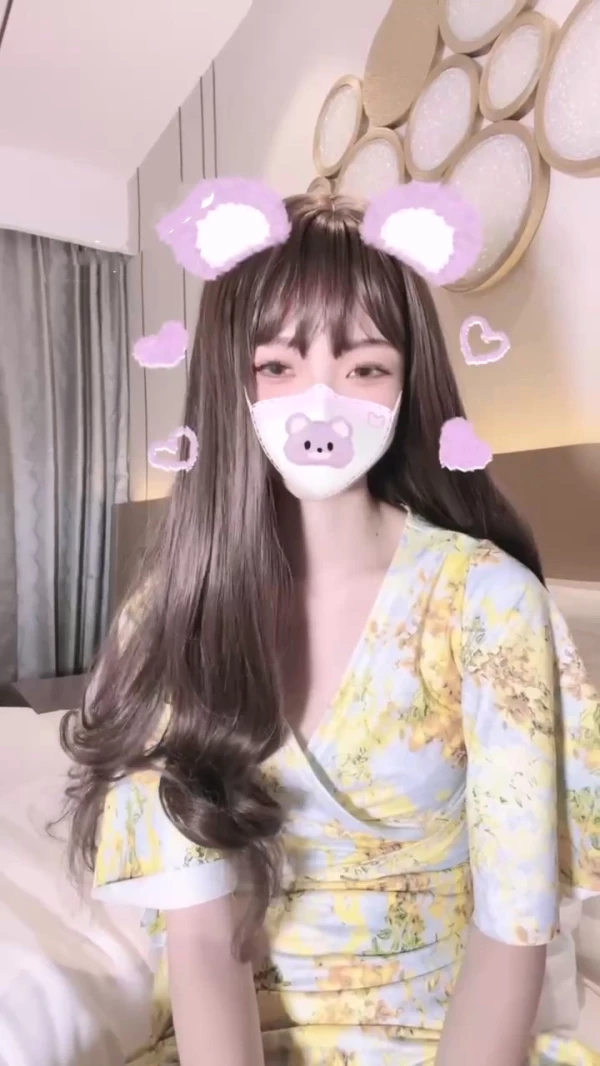 小酒酱 -黄色碎花长裙