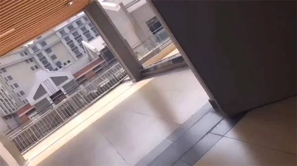 伪娘Ts思妮-一男一女一妖大白天在楼道吓得小哥哥都不敢下来了