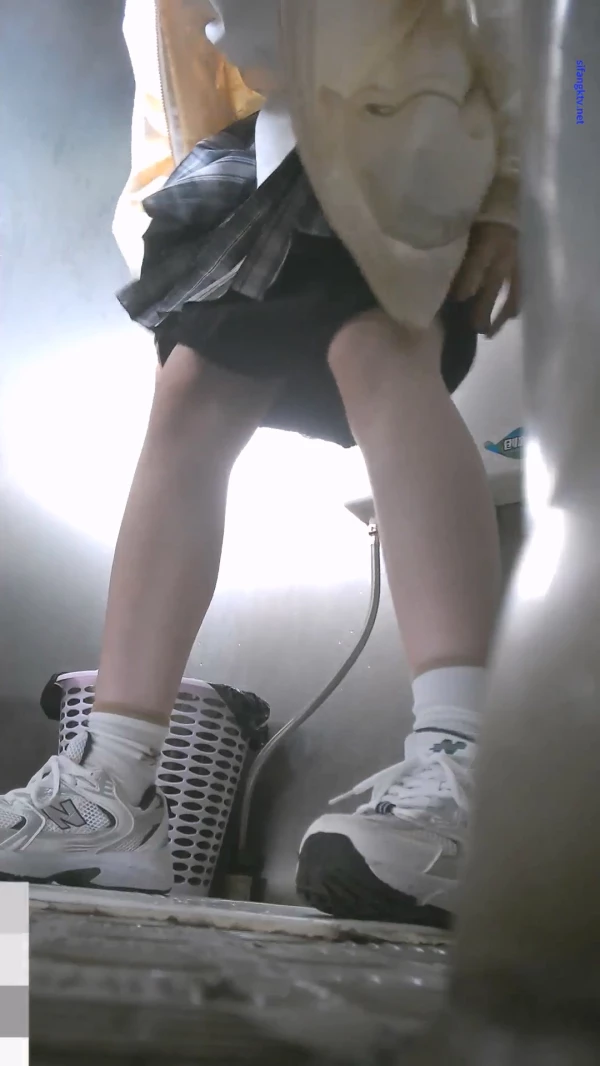 大专女厕全景偷拍多位漂亮学妹嘘嘘各种美鲍轮流呈现