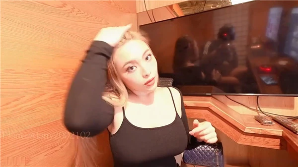kitty-在小小网吧隔间偷偷开门给外面的人看[1v868M]