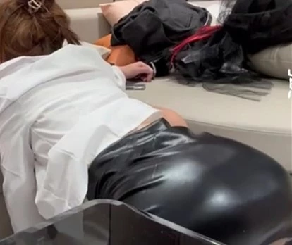 崽儿酱-白虎黑丝沙发激情四射