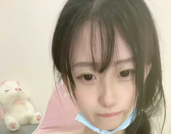 菠萝果酱-清纯网红颜值美少女表情很是享受