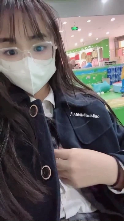 Miki喵-顶级反差眼镜娘小学妹天台jk