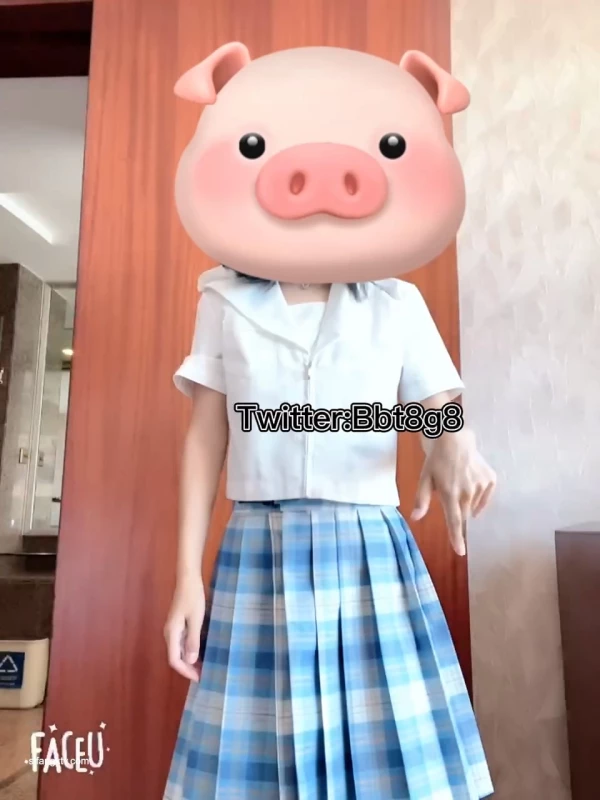 清纯眼镜妹桃仔酱-VIP群福利身材一流[1.9GB17V]