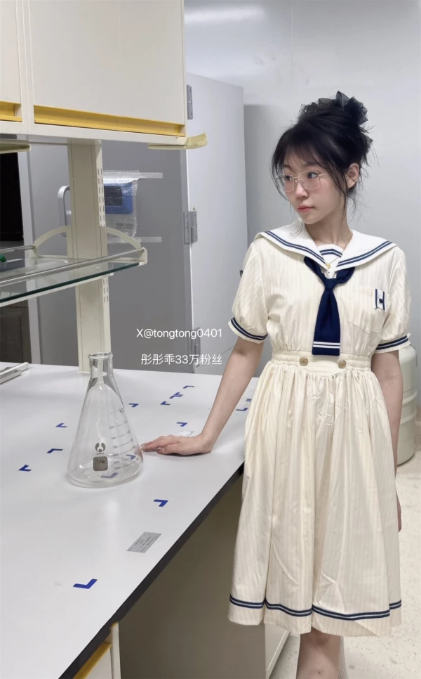 姆苟彤彤乖-9月最新福利 户外商场 餐厅 大马路各种场合