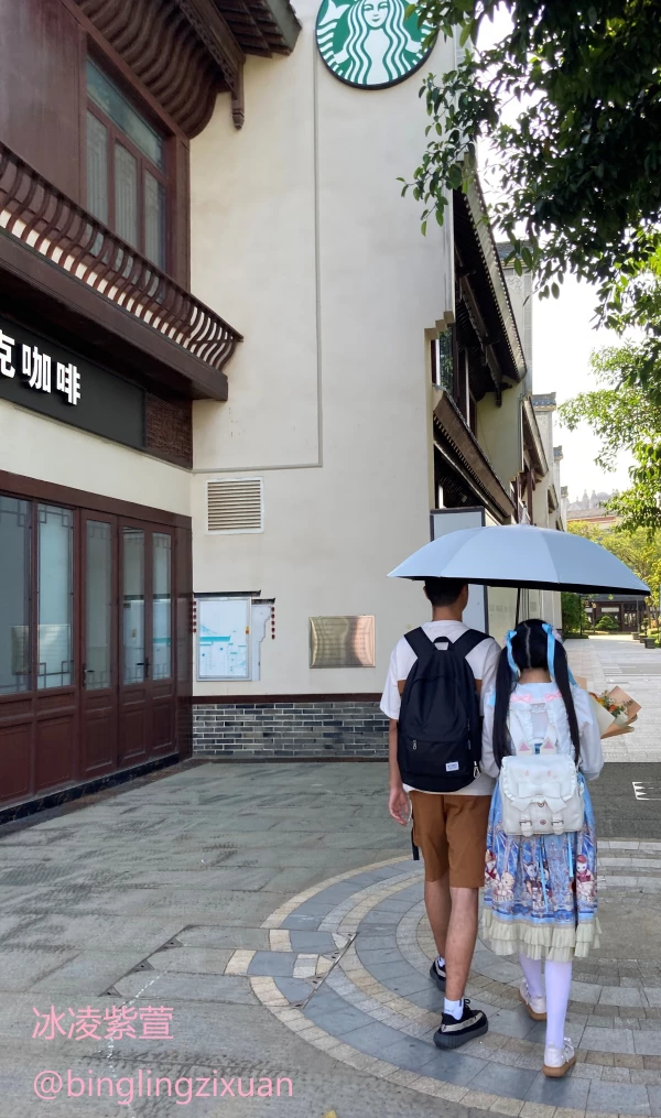 冰凌紫萱-JK小萝莉竟被黑ren抱起来直呼暴殄天物