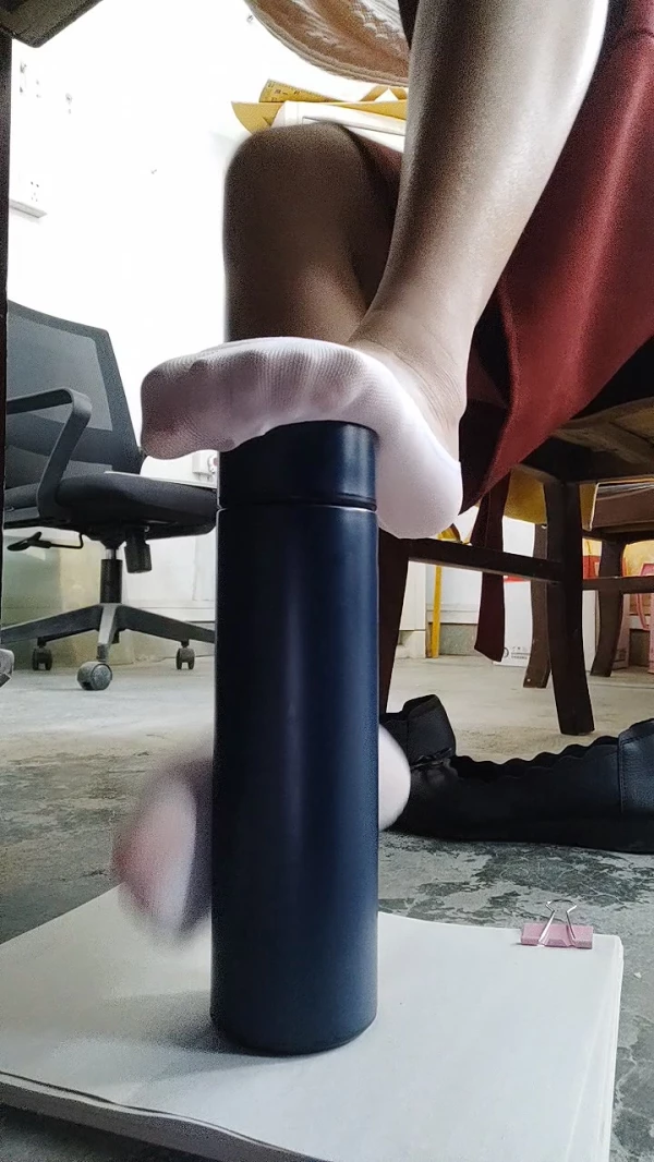 小琪琪文文-老师办公室船袜裸足搓脚水瓶模拟[1V1.7G]